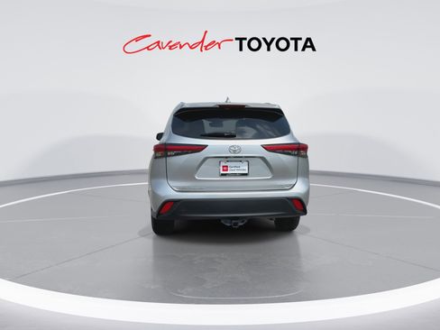 Used 2021 Toyota Highlander XLE image 7