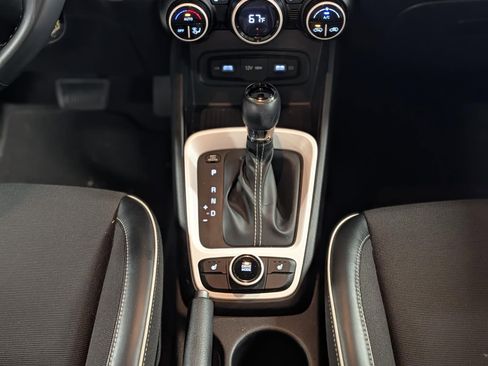 Used 2022 Hyundai Venue Limited image 16