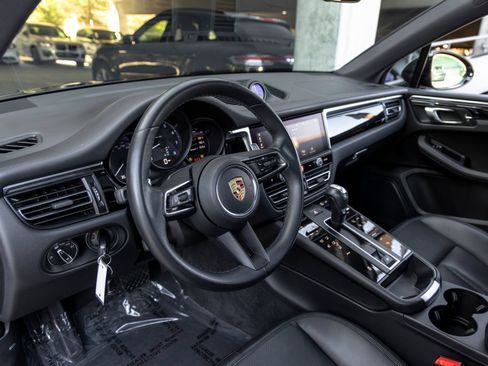 Certified 2023 Porsche Macan AWD/4WD image 4