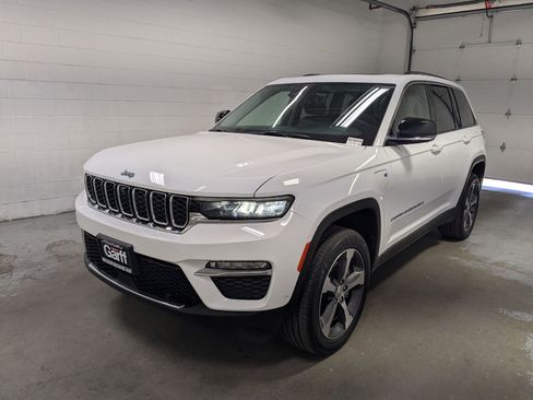 Used 2022 Jeep Grand Cherokee Limited 4xe w/ Luxury Tech Group II AWD/4WD image 11