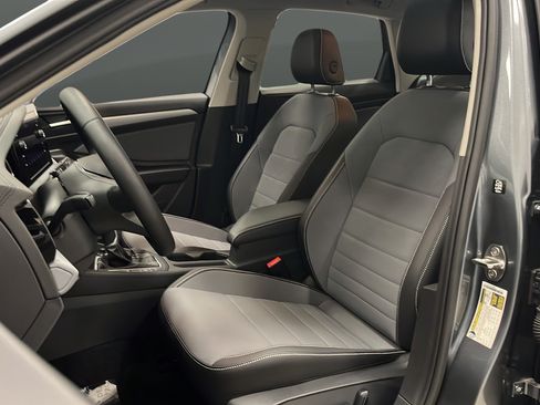 Used 2025 Volkswagen Jetta SE w/ Sunroof Package FWD image 9