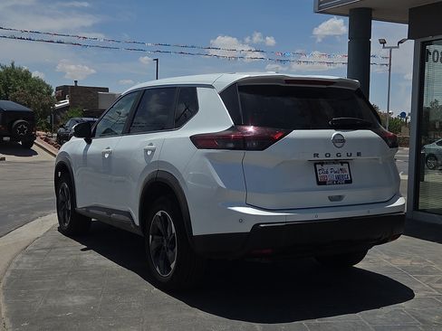 Used 2025 Nissan Rogue SV FWD image 4