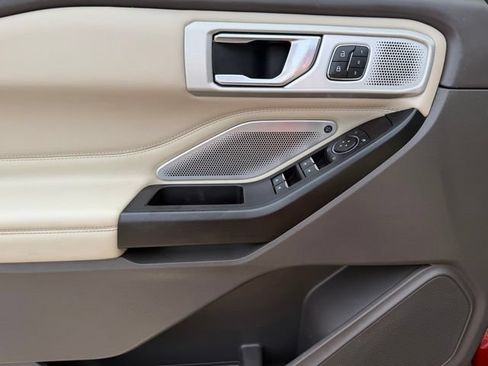 Used 2020 Ford Explorer Platinum w/ Premium Technology Package AWD/4WD image 18