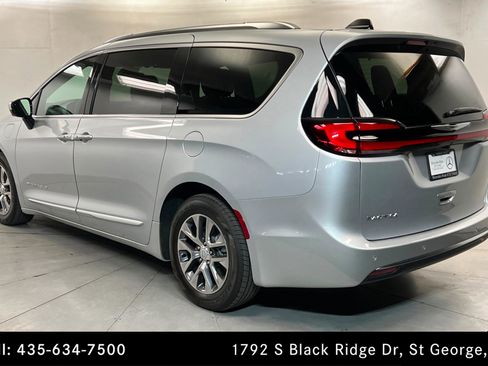 Used 2026 Chrysler Pacifica Pinnacle image 3