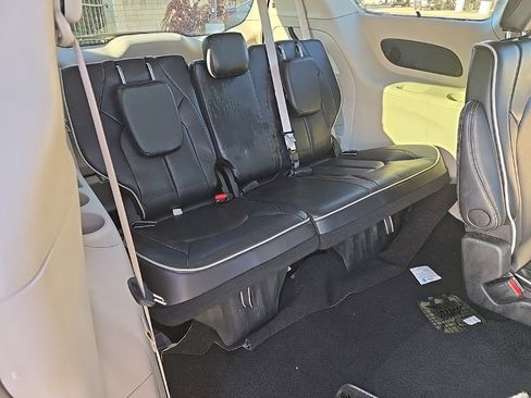 Used 2024 Chrysler Pacifica Limited image 21