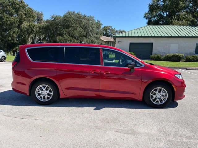 Used 2025 Chrysler Pacifica Select FWD image 6