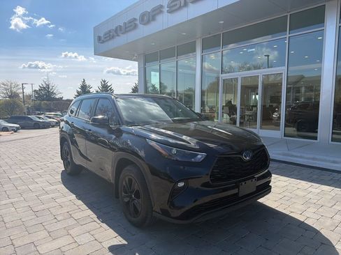 Used 2024 Toyota Highlander XLE image 2