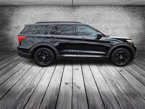 Used 2023 Ford Explorer XLT image 6