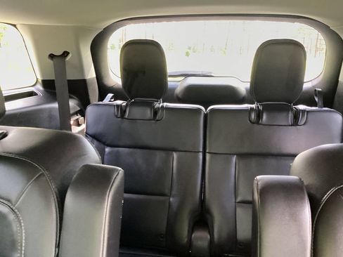 Used 2023 Ford Explorer XLT w/ Equipment Group 202A RWD image 18