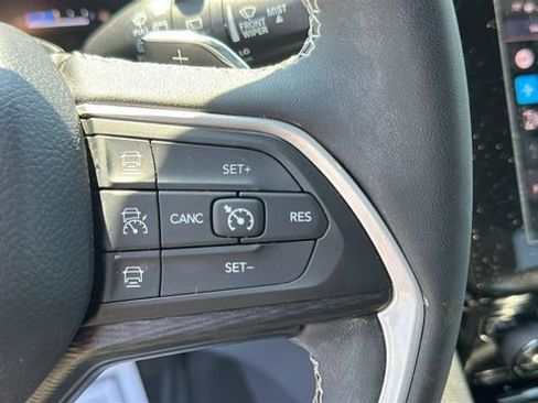 Used 2023 Jeep Grand Cherokee L Laredo AWD/4WD image 14