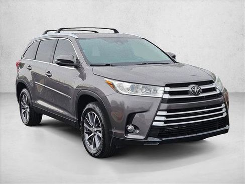 Used 2019 Toyota Highlander XLE image 3