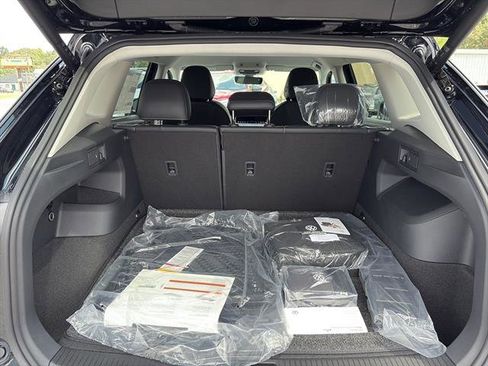 New 2025 Volkswagen Tiguan SE image 11
