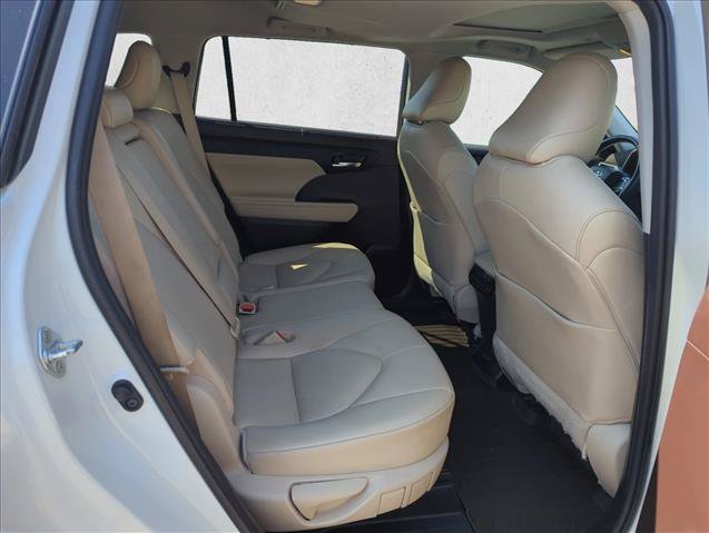 Used 2021 Toyota Highlander XLE FWD image 16