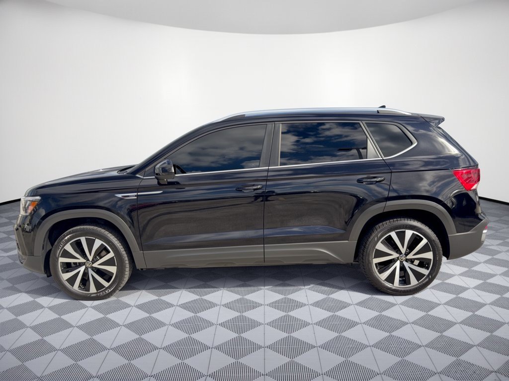 Used 2022 Volkswagen Taos SE FWD image 2