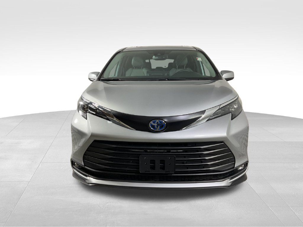 Used 2025 Toyota Sienna XLE FWD image 3