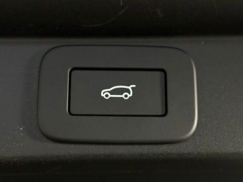 Certified 2025 Land Rover Range Rover SV image 19