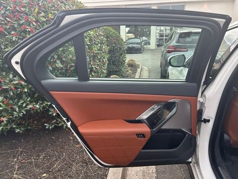 Used 2025 BMW 760i xDrive w/ Executive Package image 16