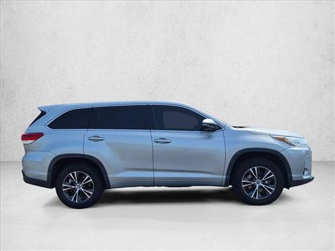 Used 2018 Toyota Highlander LE FWD image 4