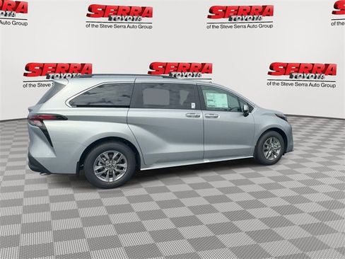 Used 2025 Toyota Sienna XLE image 3