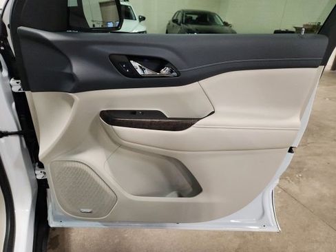 Certified 2023 GMC Acadia Denali w/ Denali Ultimate Package image 36