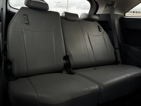 Used 2025 Toyota Sienna XLE FWD image 15
