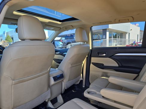 Used 2019 Toyota Highlander XLE image 17