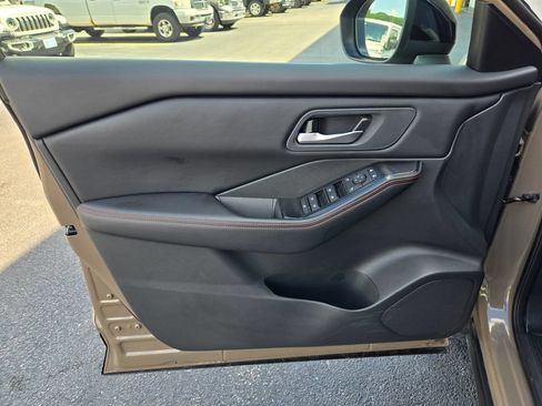 Used 2025 Nissan Rogue SV AWD/4WD image 11