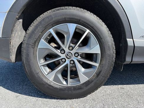 Used 2018 Toyota RAV4 XLE AWD/4WD image 28
