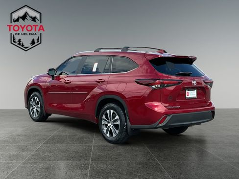 Certified 2024 Toyota Highlander XLE FWD image 3
