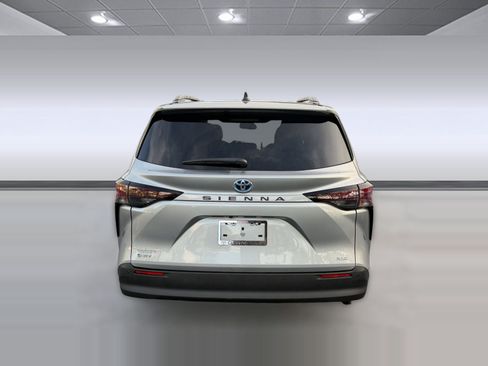 Used 2025 Toyota Sienna XLE FWD image 10