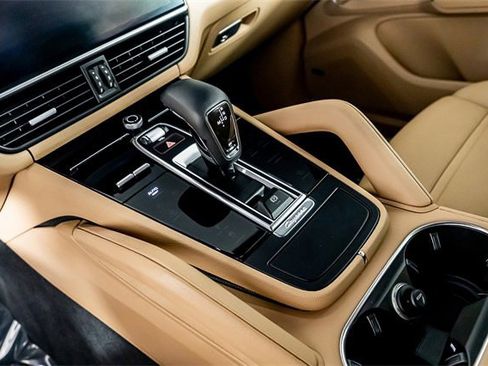 Used 2022 Porsche Cayenne S image 38