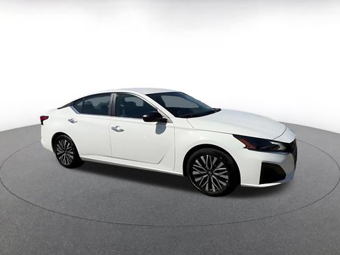 Used 2025 Nissan Altima 2.5 SV FWD image 2
