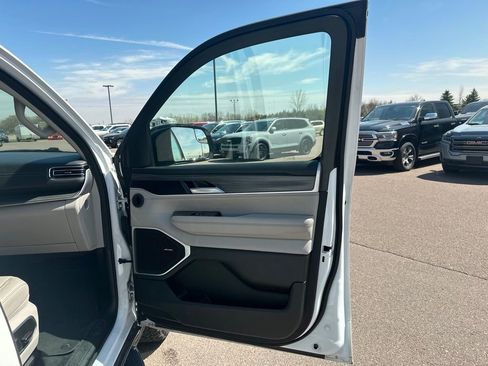 Used 2024 Jeep Wagoneer L Series II w/ Flexible Seating Group image 30