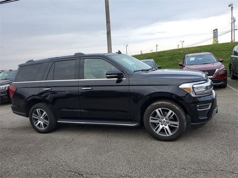 Used 2023 Ford Expedition Limited image 3