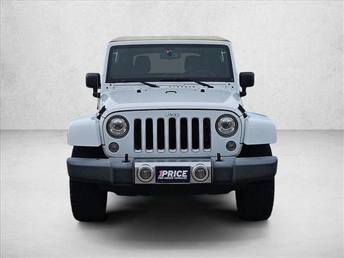 Used 2018 Jeep Wrangler Unlimited Sahara w/ Connectivity Group AWD/4WD image 2
