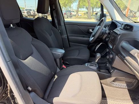 Used 2023 Jeep Renegade Latitude AWD/4WD image 17