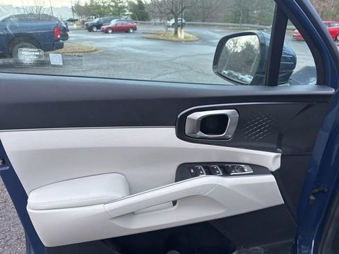 Used 2025 Kia Sorento S image 13