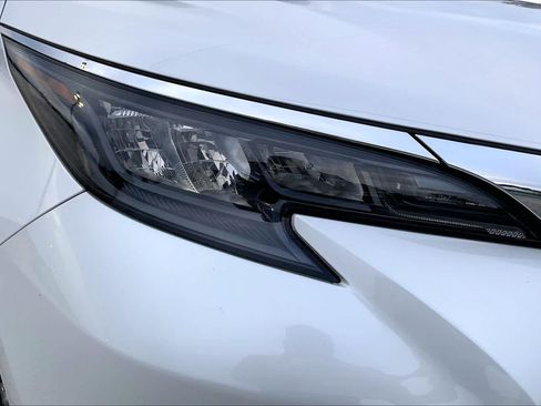 Used 2024 Toyota Sienna XLE FWD image 27