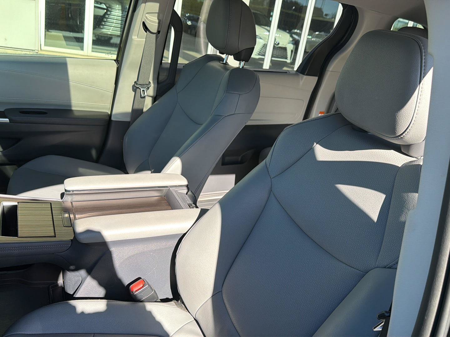 Used 2023 Toyota Sienna XLE FWD image 29