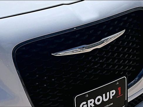 Used 2018 Chrysler 300 S w/ 300S Premium Group RWD image 29