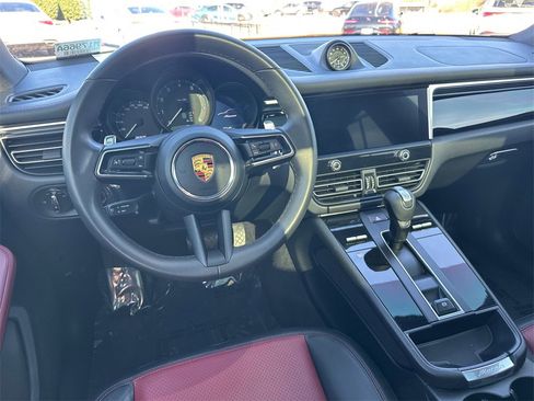 Used 2022 Porsche Macan image 23