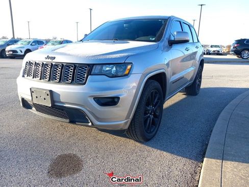 Used 2018 Jeep Grand Cherokee Altitude image 17