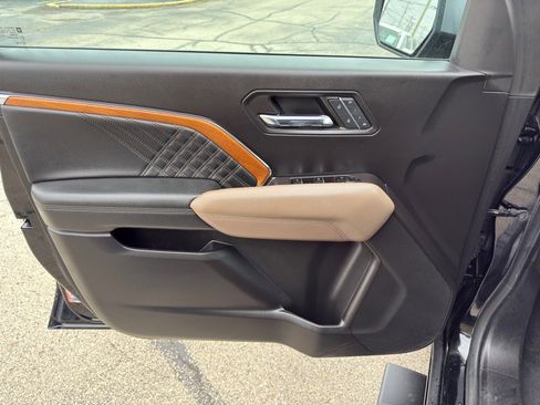 Used 2023 GMC Canyon Denali w/ Denali Black Edition image 12