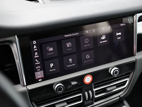 Certified 2024 Porsche Macan image 39