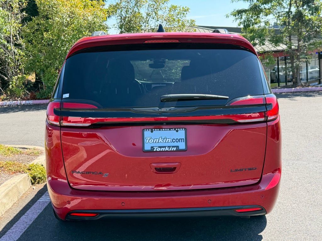 Used 2025 Chrysler Pacifica Limited FWD image 6