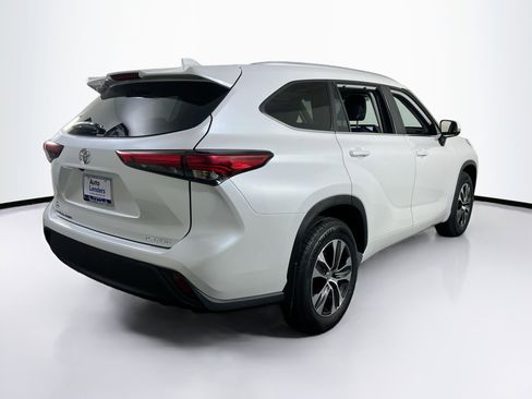Used 2023 Toyota Highlander XLE image 5