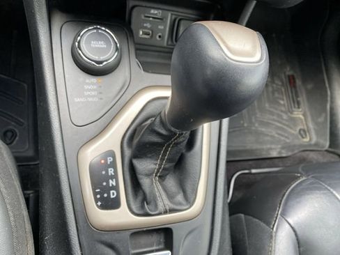 Used 2018 Jeep Cherokee Limited AWD/4WD image 19
