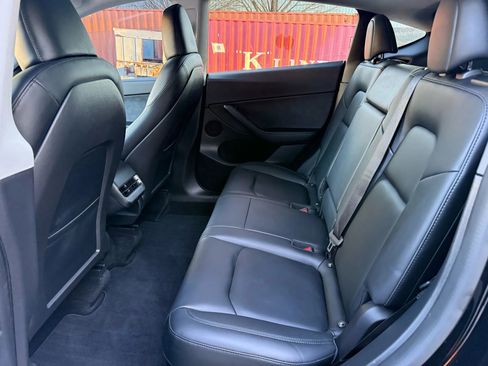 Used 2022 Tesla Model Y Long Range image 16