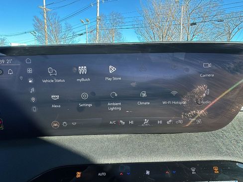 Used 2025 Buick Enclave Preferred image 17