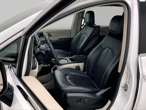 Used 2024 Chrysler Pacifica Touring-L FWD image 8